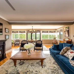 https://hedge-house-luxury-space-style-great-location.queenslandhotels.net